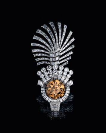 This 1937 turban ornament with a 61-carat golden diamond was influenced by Art Deco. The piece reflects the creative dynamic between European jewelry houses and Indian princes. The large diamond could be removed from its mount so that the maharajah could handle it. 
