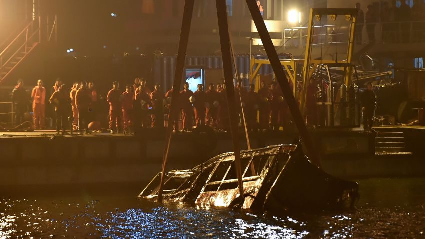 A crane salvages the wreckage of a bus after it plunged off a bridge into the Yangtze River in China's southwestern Chongqing early on November 1, 2018. - The accident killed at least nine people, according to local media. (Photo by STR / AFP) / China OUT        (Photo credit should read STR/AFP/Getty Images)