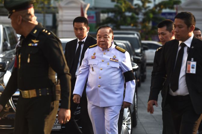 Thai deputy prime minister and defense minister, Prawit Wongsuwan, arrives at the Wat Thepsirin temple for the funeral.