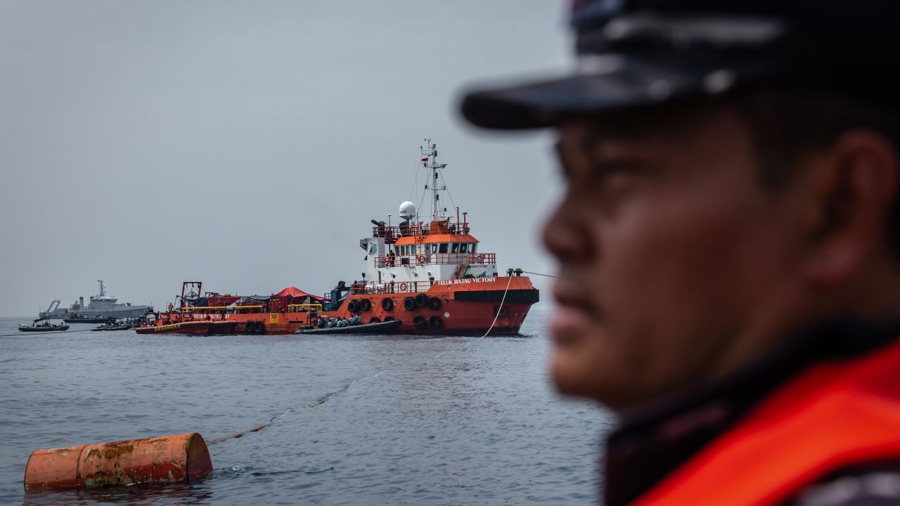 Indonesian navy personnel searching for victims and fuselage of Lion Air Flight 610 Sunday.