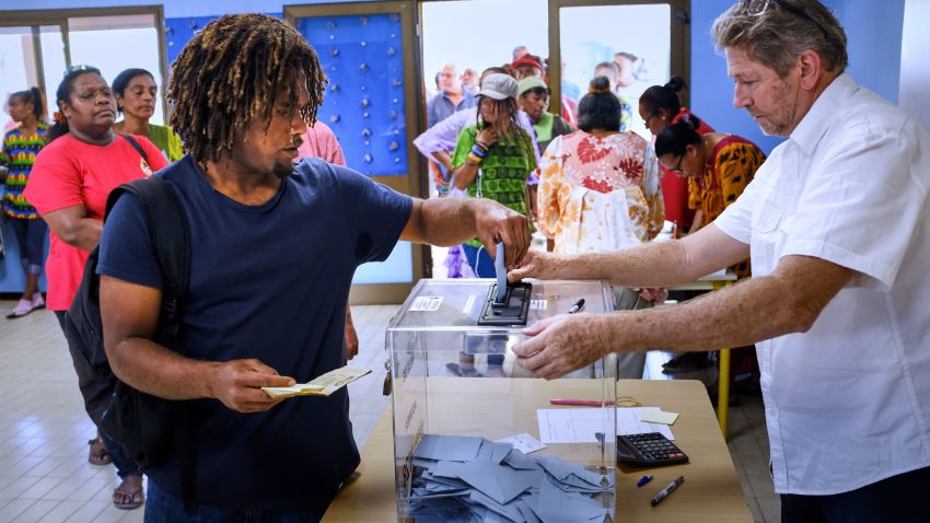 TOPSHOT - People cast their ballots to vote in the referendum on New Caledonia's independence from France in the Montravel quarter in Noumea, on the French overseas territory of New Caledonia, on November 4, 2018. - The French Pacific islands of New Caledonia were voting on November 4 on whether to become an independent nation, in a closely-watched test of support for France in one of its many territories scattered around the globe. (Photo by Theo Rouby / AFP)        (Photo credit should read THEO ROUBY/AFP/Getty Images)