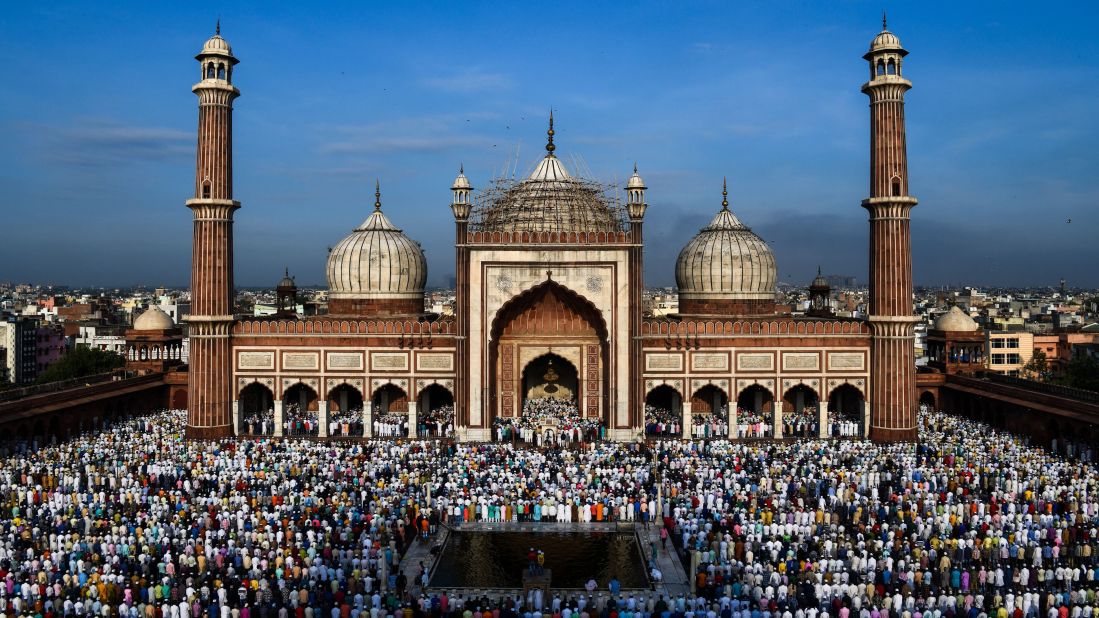 <strong>Jama Masjid:</strong> This mosque is the largest in India and can hold huge crowds for religious celebrations such as Eid al-Adha (Festival of Sacrifice).
