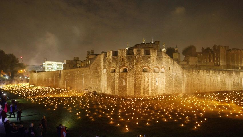 People view thousands of flames in the dry moat of the Tower of London on November 4, 2018, part of an installation called 'Beyond the Deepening Shadow: The Tower Remembers', marking the centenary of the end of the First World War. (Photo by Tolga AKMEN / AFP)        (Photo credit should read TOLGA AKMEN/AFP/Getty Images)