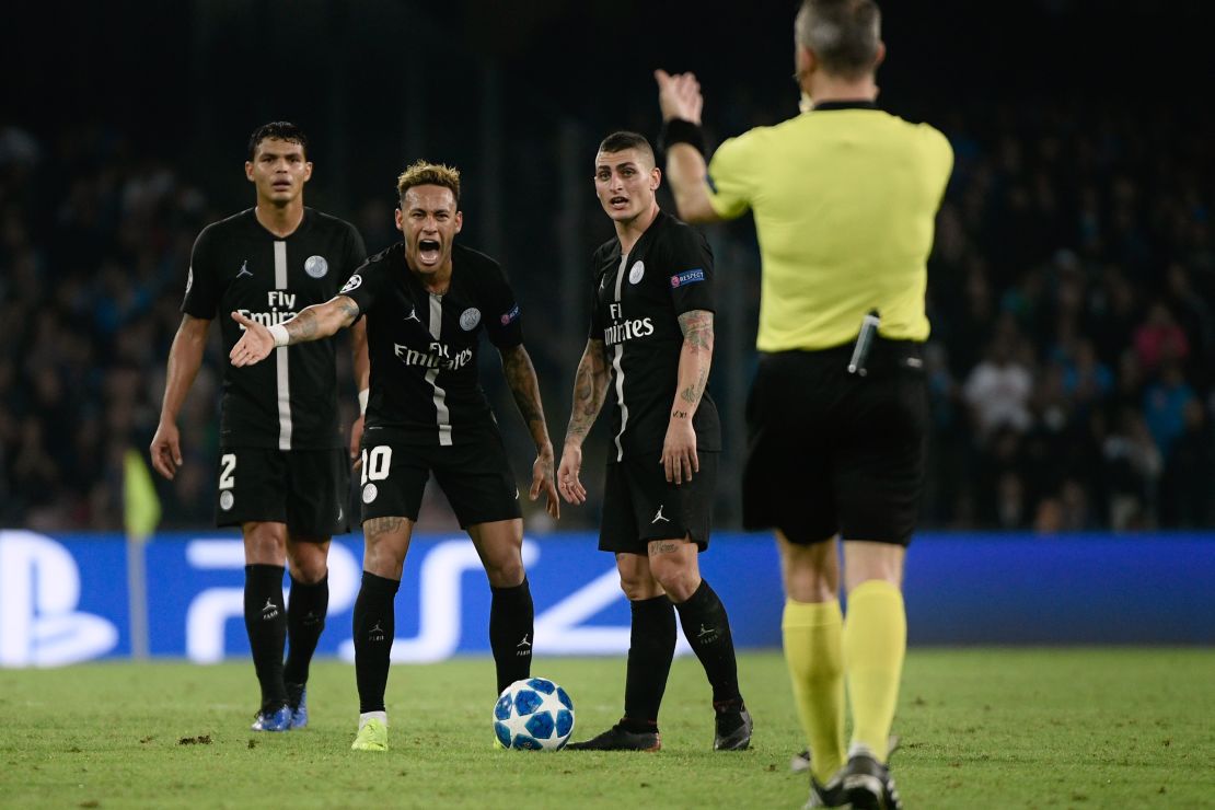 Neymar (C) argues with Netherlands' referee Bjorn Kuipers.