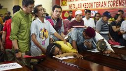 JAKARTA, INDONESIA - NOVEMBER 4: Family members grieve over a coffin of a relative after police handed over the remains of their relatives who died in the Lion Air flight JT 610 crash at the police hospital on November 4, 2018 in Jakarta, Indonesia. Indonesian authorities said on Sunday they have been able to identify 7 more victims of Lion Air flight 610. All 189 passengers and crew for the Boeing 737 are feared dead after the plane crashed into the Java sea shortly after takeoff as investigators and agencies from around the world continue its week-long search for victims and the cockpit voice recorder which might solve the mystery. (Photo by Ed Wray/Getty Images)