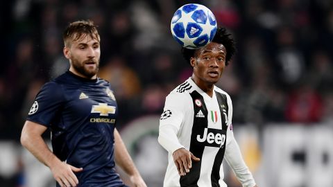 Luke Shaw (L) Juan Cuadrado prepare to compete for the ball.