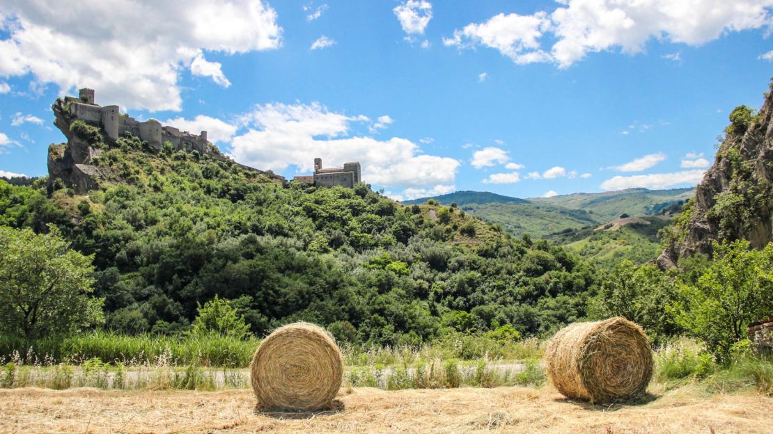 Roccascalegna is surrounded by meadows and olive groves.