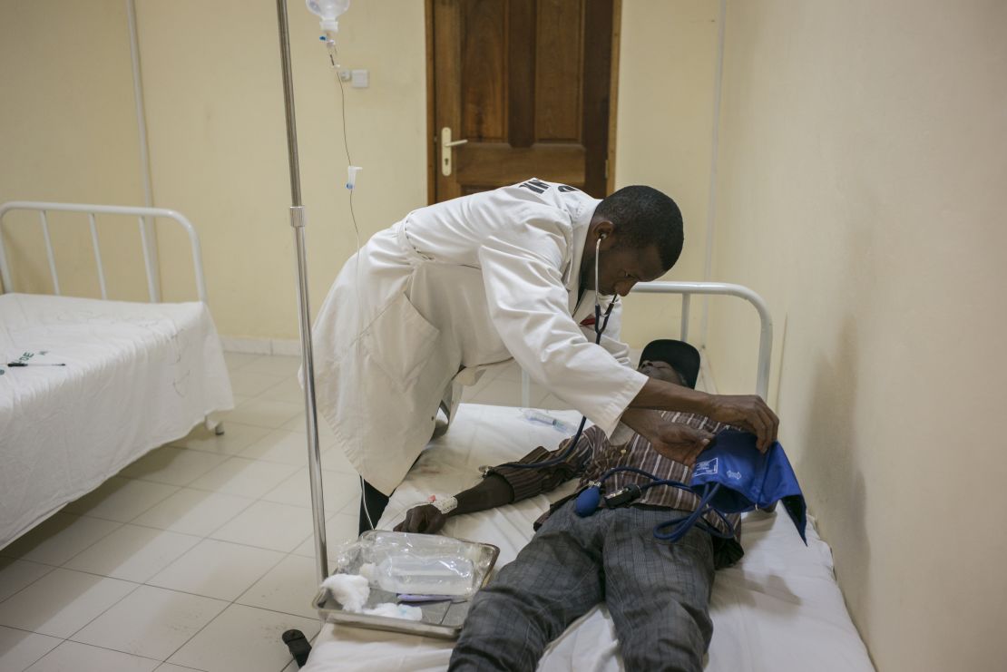 Nurse Mamadou Ka cares for a new patient who is in observation in CEPIAD.