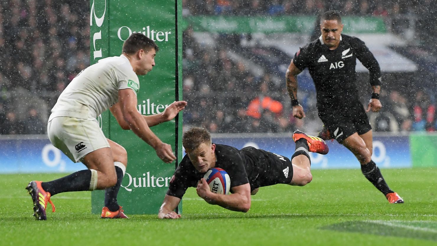 New Zealand's All Blacks beat England 16-15 in a thriller at Twickenham.