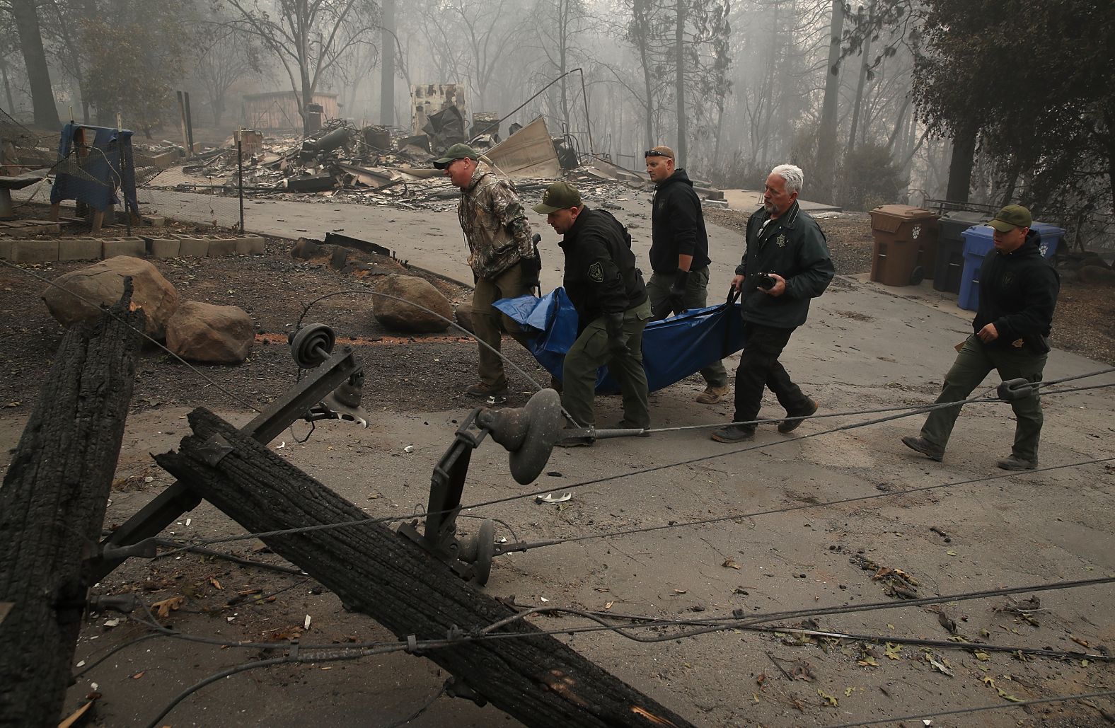 Sheriff's deputies carry a body bag with a Camp Fire victim on November 10.