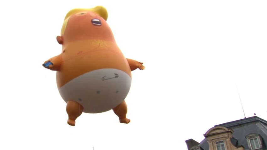 trump baby balloon blimp paris france 11-11-2018
