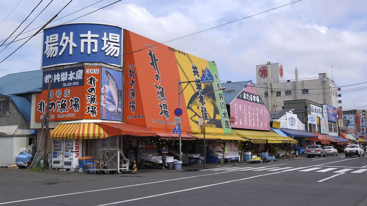 <strong>Jyogai Ichiba: </strong>Some of the freshest and best crab in Sapporo is served in the outdoor stalls of Jyogai Ichiba, or "Curb Market." 