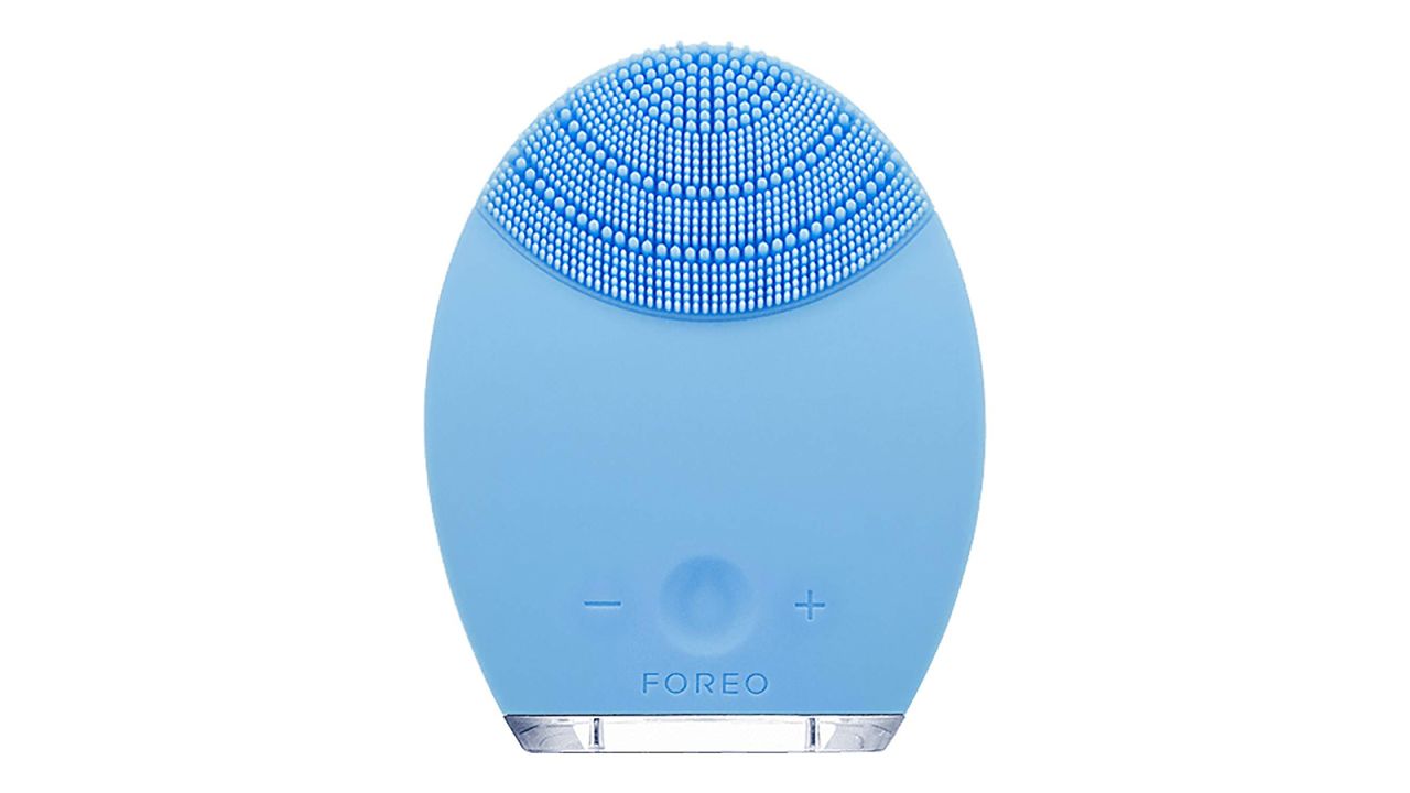 <strong>Beauty and skin care Christmas gift ideas: Foreo Luna Face Exfoliator Brush ($169; </strong><a href="https://amzn.to/2DzfqHJ" target="_blank"><strong>amazon.com</strong></a><strong>) </strong>