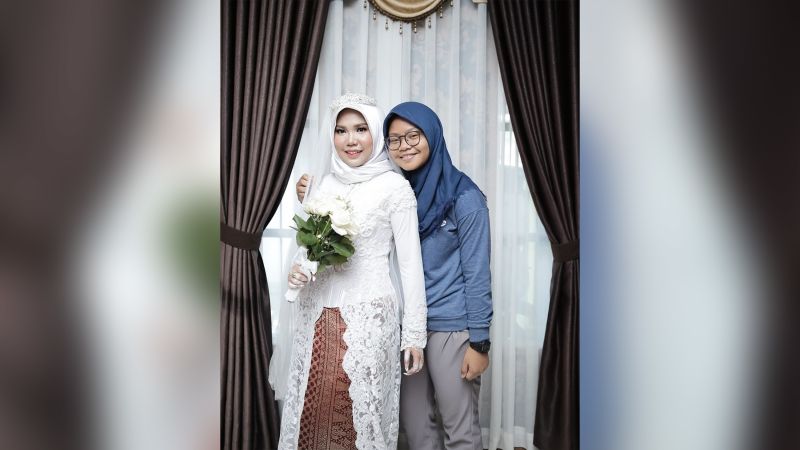 Lion Air Crash Victim's Fiancée Takes Wedding Photos Alone | CNN