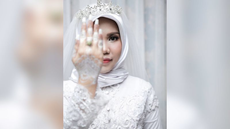 Lion Air Crash Victim’s Fiancée Takes Wedding Photos Alone | CNN