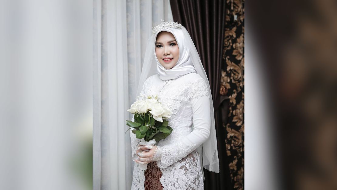 Pratama asked his bride-to-be to wear a white kebaya, a traditional blouse, and hold a bouquet of "fresh white roses."