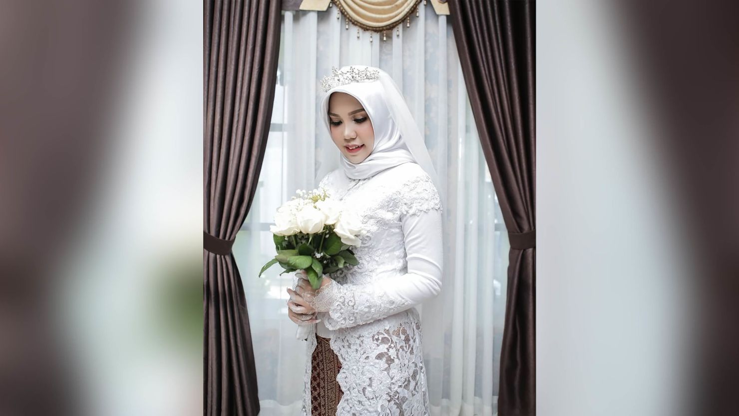 Intan Syari poses for a wedding photo alone, fulfilling her fiancé's final wish for her to do the shoot if he ever failed to return. 