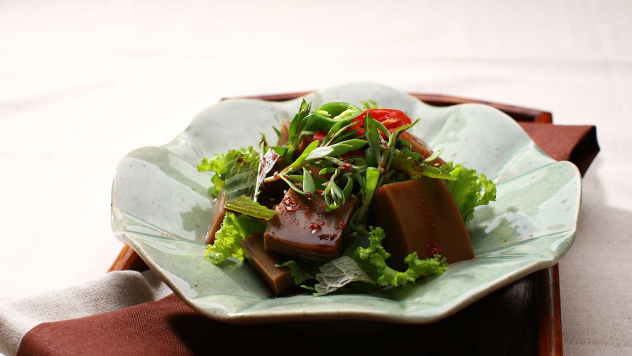 <strong>Dotorimuk: </strong>This light brown jello, made of acorn starch, is served cold, frequently with a topping of chopped leeks and soy sauce as a side dish, or as an ingredient in Dotorimuk salads and dotorimukbap (dotorimuk with rice).