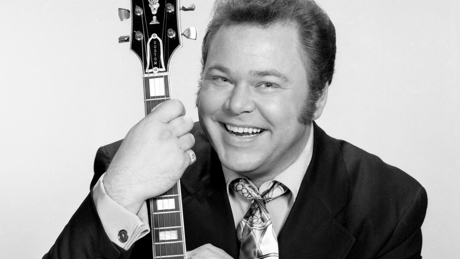 LOS ANGELES - APRIL 25: Roy Clark, string instrument player and host of the CBS television country music and variety show, "Hee Haw." Image dated April 25, 1969. Los Angeles, CA. (Photo by CBS via Getty Images) 