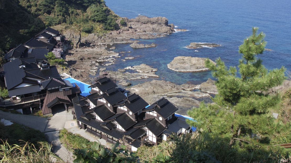 Located on Toyama Bay, Lamp no Yado's spring meals tend to incorporate items such as shiro ebi (white shrimp) and hotaru ika) firefly squid from the bay.