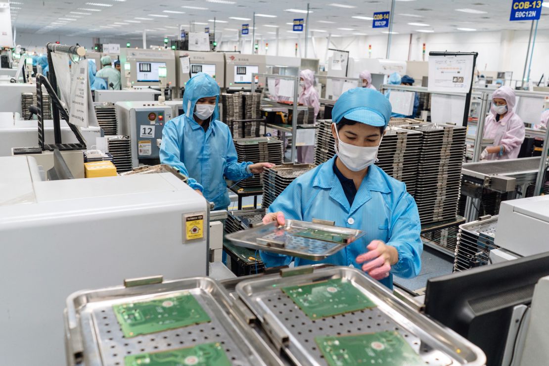 Employees at a facility of Cal-Comp Technology, a unit of New Kinpo Group, in the Philippine city of Lipa. The contract electronics manufacturer is expanding in the Philippines and Thailand to keep up with customers' demands to shift manufacturing away from China.