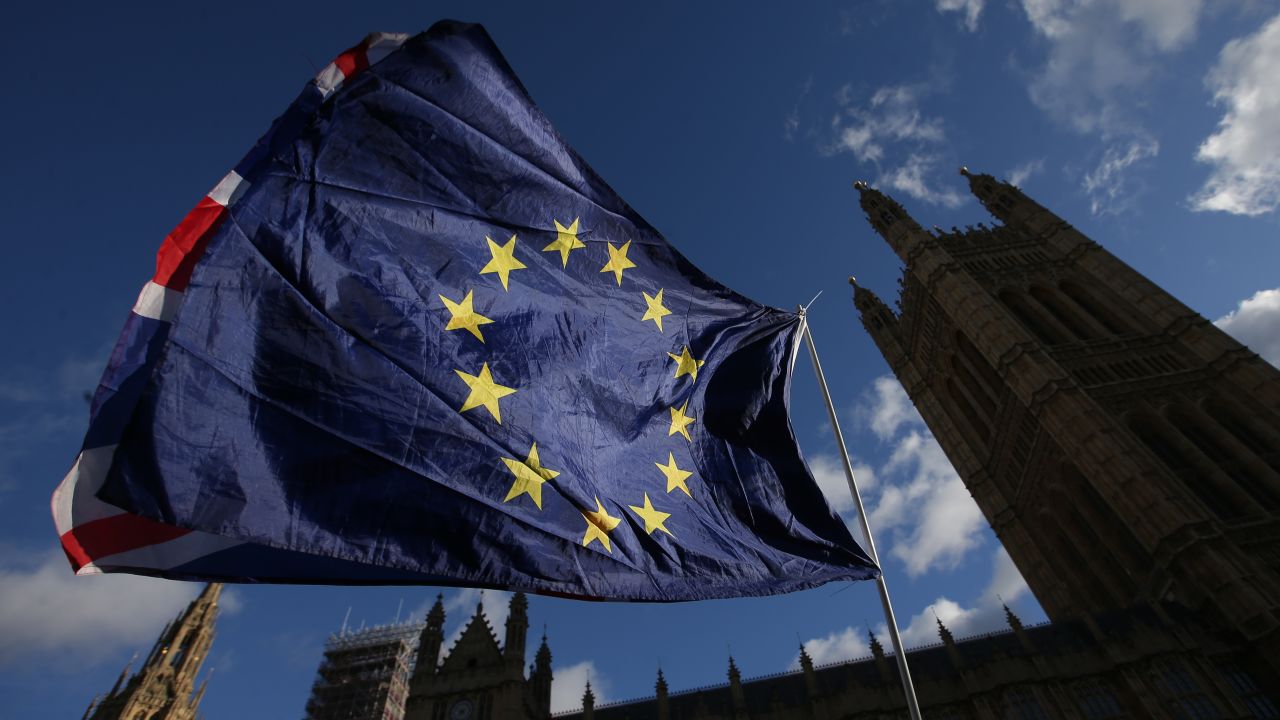 Pro-EU demonstrators fly an EU flag together with a Union Flag outside of the Houses of Parliament in Westminster, central London on December 8, 2017 after a significant breakthrough was made in the divorce negotiations between Britain and the EU over Brexit.
Britain and the European Union reached a historic deal on Brexit divorce terms on December 8, that allows them to open up talks on a future relationship after the split. / AFP PHOTO / Daniel LEAL-OLIVAS        (Photo credit should read DANIEL LEAL-OLIVAS/AFP/Getty Images)