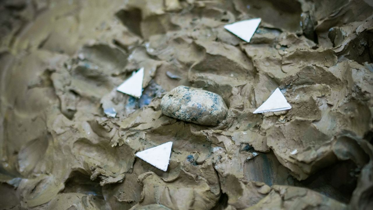 Triangular paper pouches filled with gunpowder are placed on the tejo board.