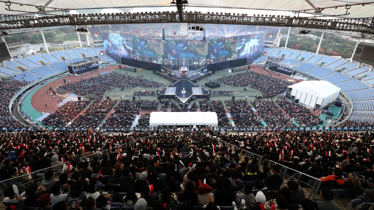 INCHEON, SOUTH KOREA - NOVEMBER 03: Supporters watch the Finals match of 2018 The League of Legends World Championship at Incheon Munhak Stadium on November 3, 2018 in Incheon, South Korea. (Photo by Chung Sung-Jun/Getty Images)