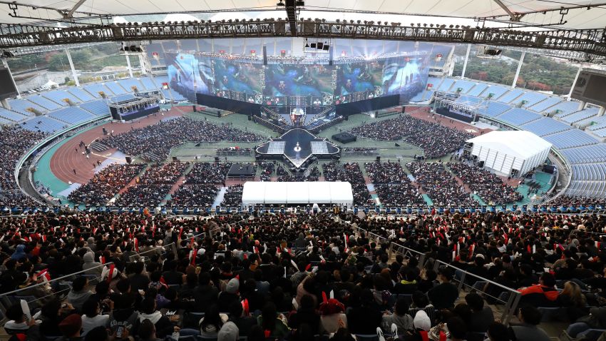 INCHEON, SOUTH KOREA - NOVEMBER 03:  Supporters watch the Finals match of 2018 The League of Legends World Championship at Incheon Munhak Stadium on November 3, 2018 in Incheon, South Korea.  (Photo by Chung Sung-Jun/Getty Images)