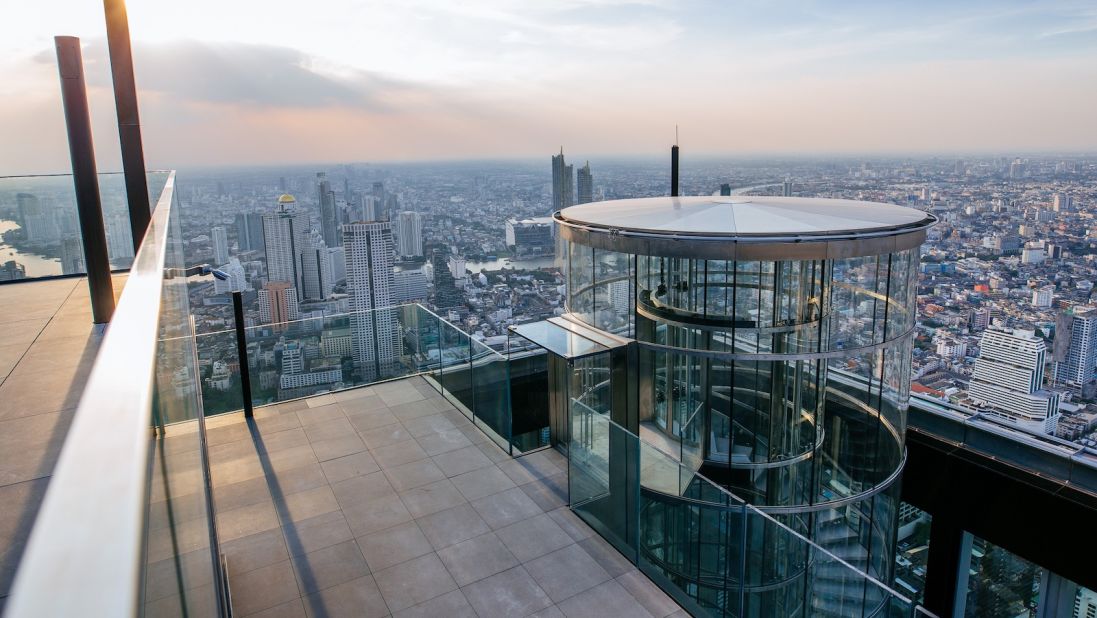 <strong>Glass elevator: </strong>A glass elevator takes visitors from the indoor observatory on the 74th floor up to the open-air 78th floor. 