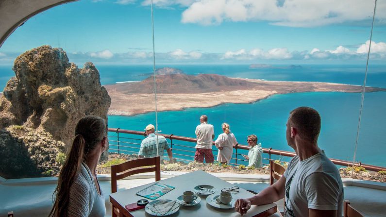 <strong>Mirador Del Río: </strong>Forget about lunch, check out the awesome view. This cafeteria overlooking Lanzarote's tiny unspoiled neighbor, La Graciosa, was a collaboration between Manrique and other local architects and artists. 