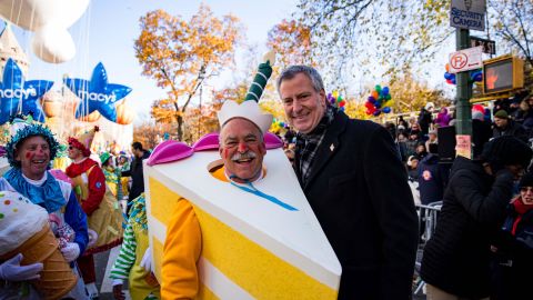 Bankruptcy lawyer Chuck Tatelbaum, seen here with New York City Mayor Bill de Blasio, has walked in the Macy's Thanksgivng Day parade since 2011.