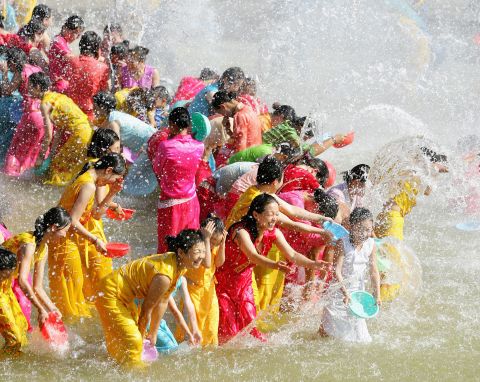 It is also a sacred place for local communities. Each April, a water splashing festival takes place on the banks of the Lancang-Mekong River to celebrate the new year for the Dai ethnic minority of Xishuangbanna in southwest China. Similar water festivals take place across Southeast Asia to bring in the new year.