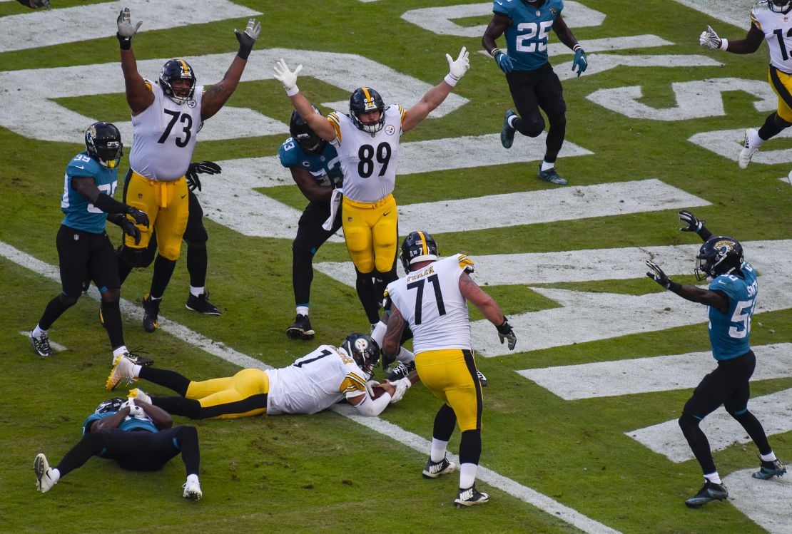 Ben Roethlisberger of the Pittsburgh Steelers dives for the go-ahead touchdown against Jacksonville.