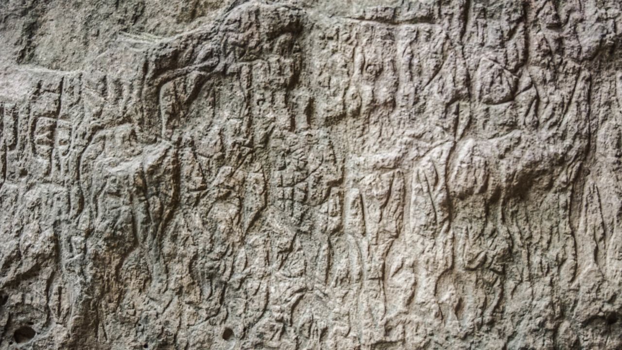 <strong>Petroglyphs: </strong>The carvings show warriors and tattooed women; oxen, deer and goats; scenes of fishing and scenes of sacrifice. 