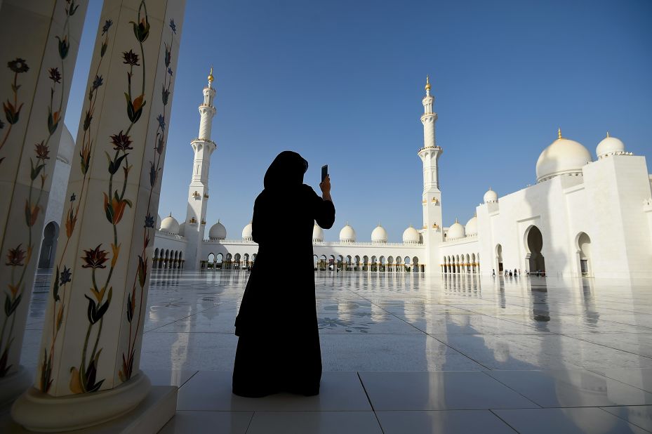 <strong>Correct clothing: </strong>Modest dress is a must for all visitors as it's a Muslim site. Women should cover their legs, arms and heads and men are required to wear long trousers. However, the mosque does provide free traditional abayas (robes) prior to entry.