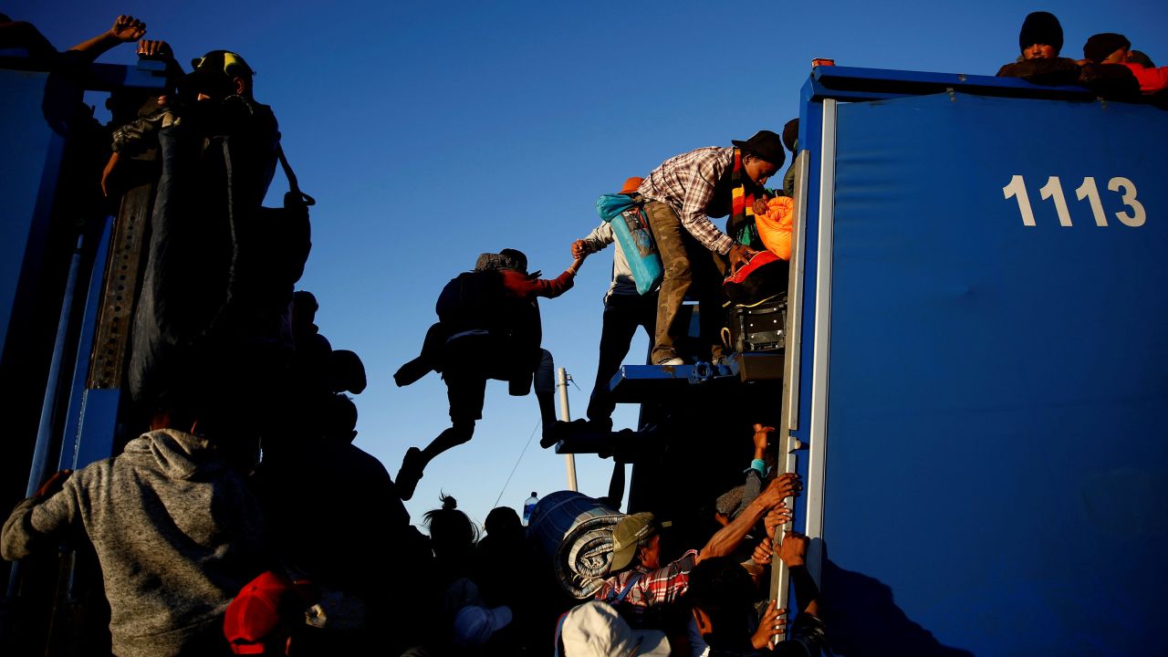 Migrants, part of a caravan of thousands traveling from Central America en route to the United States, get on the back of a truck while making their way to Tijuana from Mexicali, in Mexicali, Mexico November 20, 2018. REUTERS/Kim Kyung-Hoon      TPX IMAGES OF THE DAY