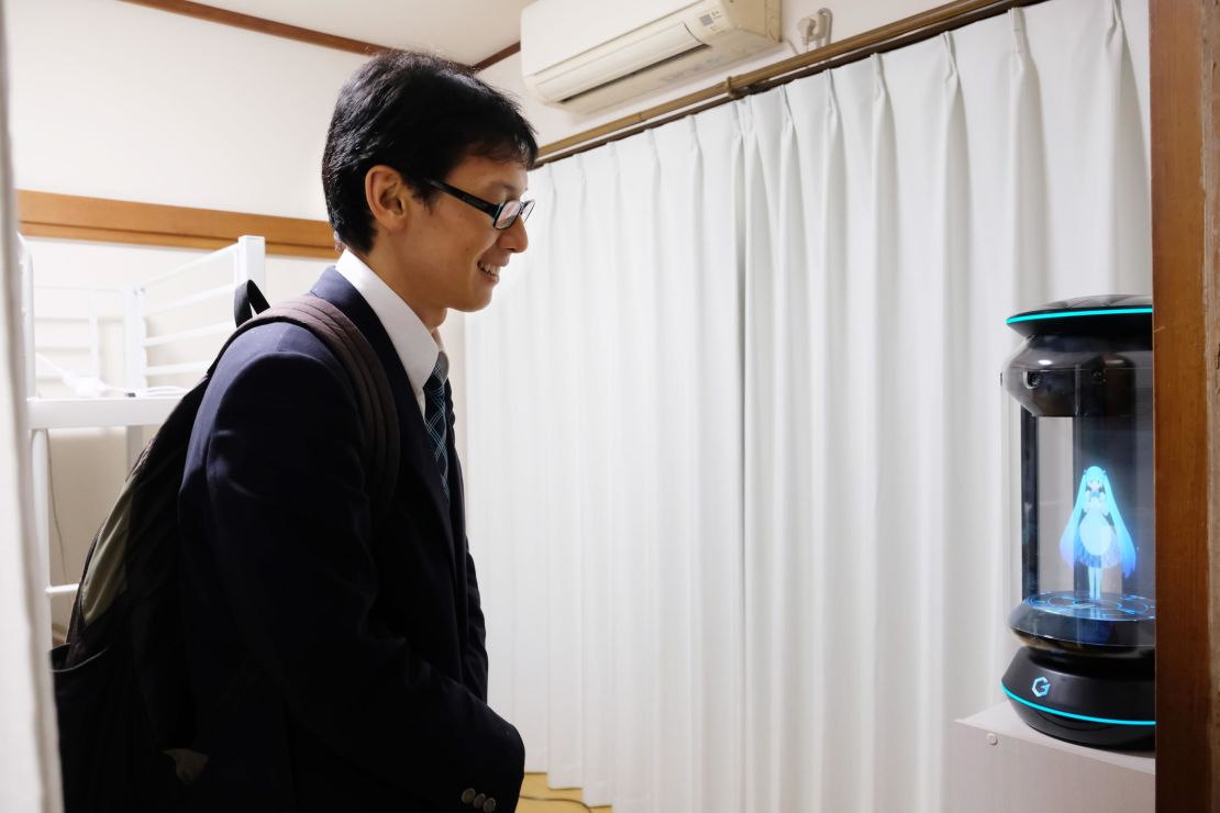 Kondo greets Miku when he returns home after work each day.