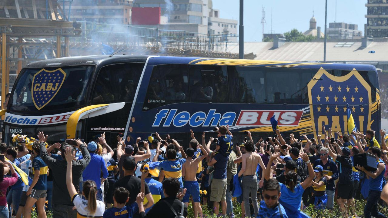 Picture released by Telam showing fans greeting Boca Juniors players as their bus leaves their hotel on the way to the Monumental stadium in Buenos Aires, on November 24, 2018 to play the second leg match of the all-Argentine Copa Libertadores final against River Plate, before it was attacked y River fans. - The attack left Boca players coughing and teary eyed amid the glass of smashed windows ahead of the Argentine giants' "superclasico" Copa Libertadores final, which authorities are deciding if it is played or not. (Photo by José ROMERO / TELAM / AFP) / Argentina OUT / RESTRICTED TO EDITORIAL USE - MANDATORY CREDIT "AFP PHOTO / TELAM / JOSE ROMERO" - NO MARKETING NO ADVERTISING CAMPAIGNS - DISTRIBUTED AS A SERVICE TO CLIENTS        (Photo credit should read JOSE ROMERO/AFP/Getty Images)