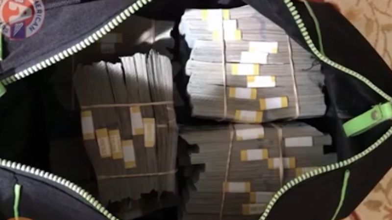 Man Finds 7.5 Million In Storage Unit $500 purchase becomes $7.5 million find | CNN