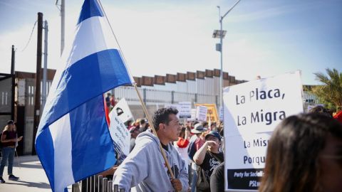Protesters march along the United States-Mexico border during a rally to show solidarity with the migrant caravan on November 25, 2018. (SANDY HUFFAKER/AFP/Getty Images)