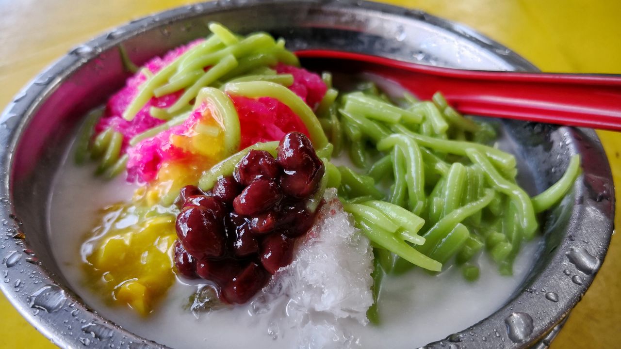 <strong>Cendol, Singapore:</strong> Locals cool off with this chilled and sweet treat made with Iced coconut milk, green rice-flour jelly and a scoop of sweetened red beans.