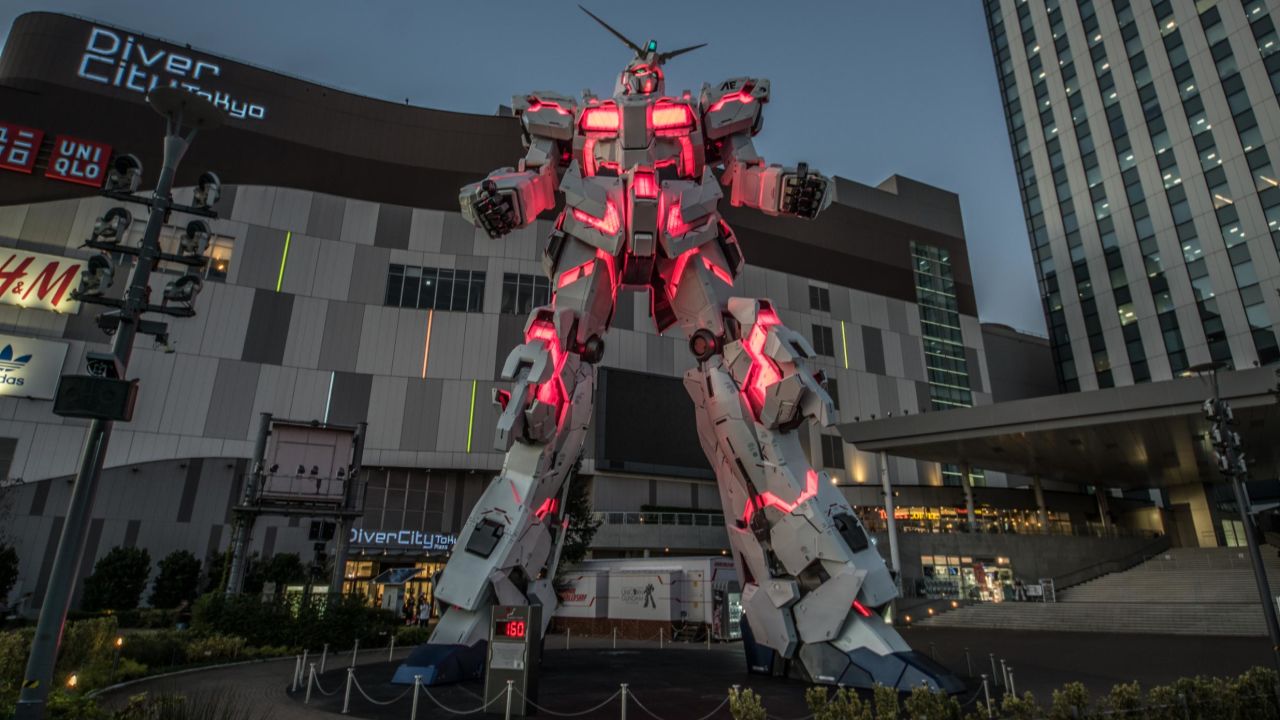 Fans of the anime series Gundam will absolutely want to take a trip to the man-made island of Odaiba, where a functioning life-size Unicorn Gundam Statue greets visitors. 