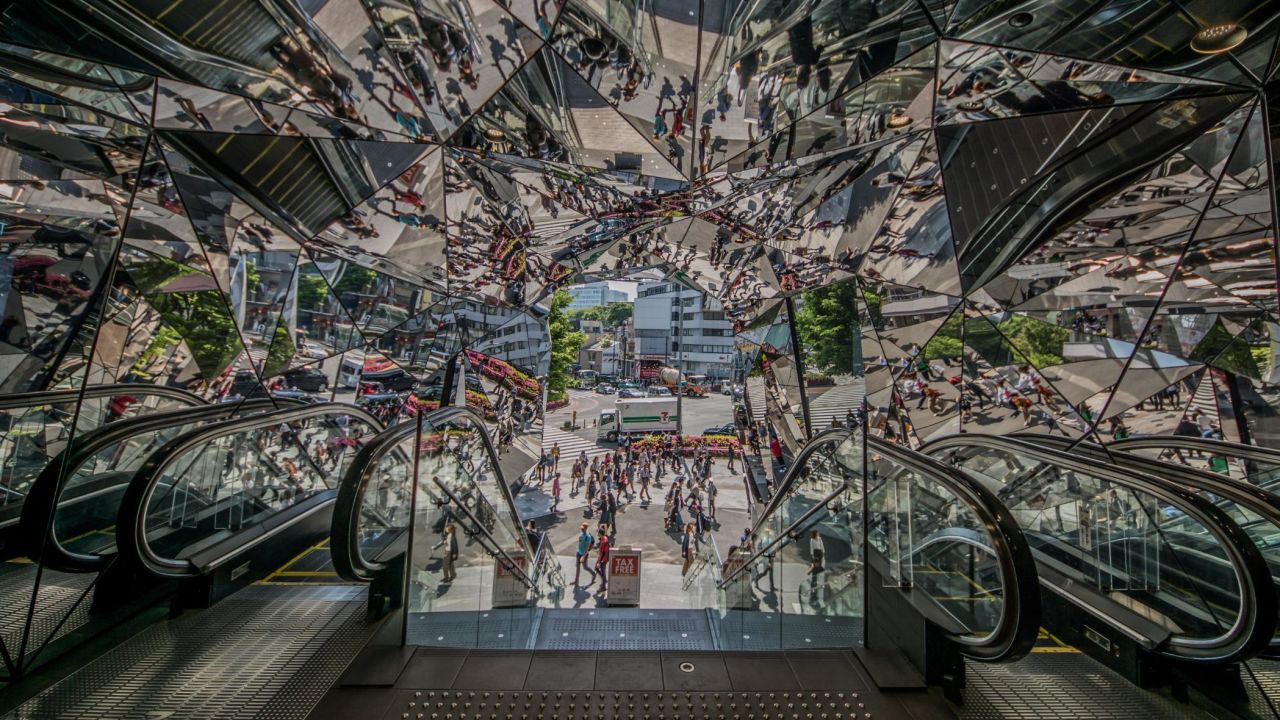 Tokyu Plaza Omotesando Harajuku's mirrored entranceway makes for a multi-dimensional photo shoot location to show off your trendy threads.