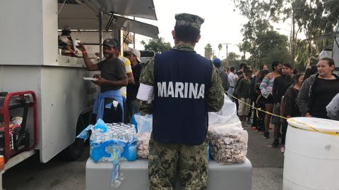 Members of the Mexican navy have set up mobile kitchens to feed migrants.