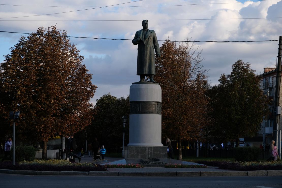 Statues of Russian figures, including Soviet World War II generals, are also common in Poltava. Lieutenant General Alexei Zygin liberated the Poltava region from the Nazis.