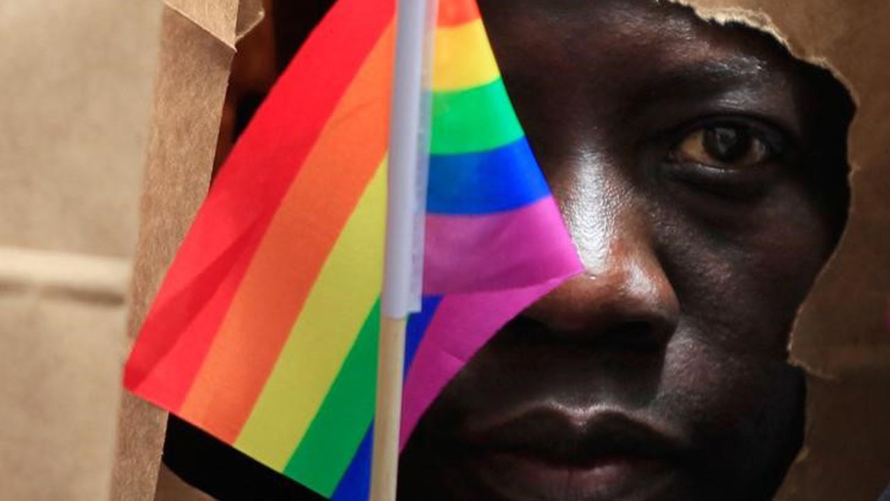 An asylum seeker from Uganda covers his face with a paper bag in order to protect his identity as he marches with the LGBT Asylum Support Task Force during the Gay Pride Parade in Boston, Massachusetts June 8, 2013. REUTERS/Jessica Rinaldi (UNITED STATES - Tags: POLITICS SOCIETY) - GM1E9690D3101