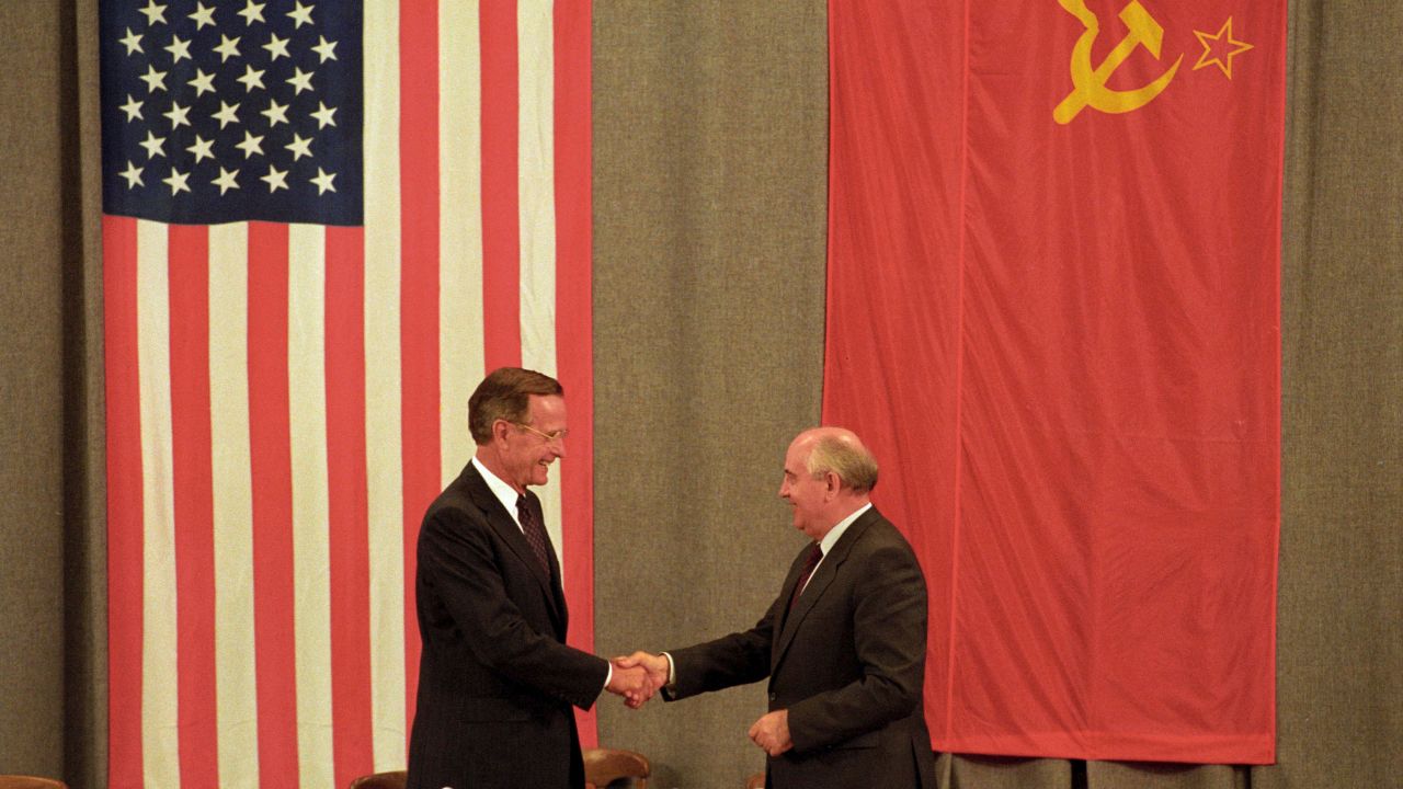 US President George H. W. Bush and Soviet President Mikhail Gorbachev shake hands in July 1991.