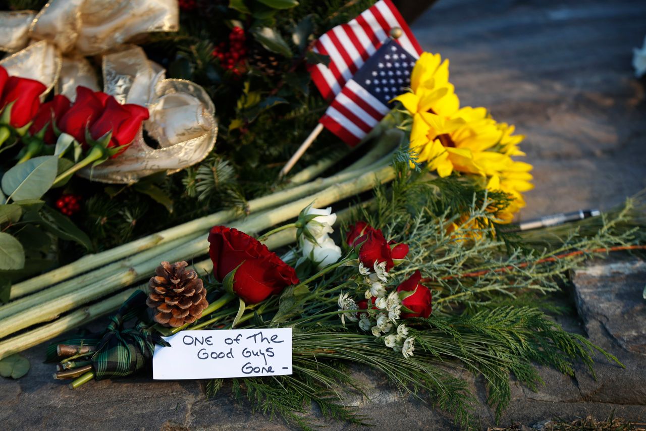 Flowers and a note are left for Bush at the memorial in Kennebunkport.