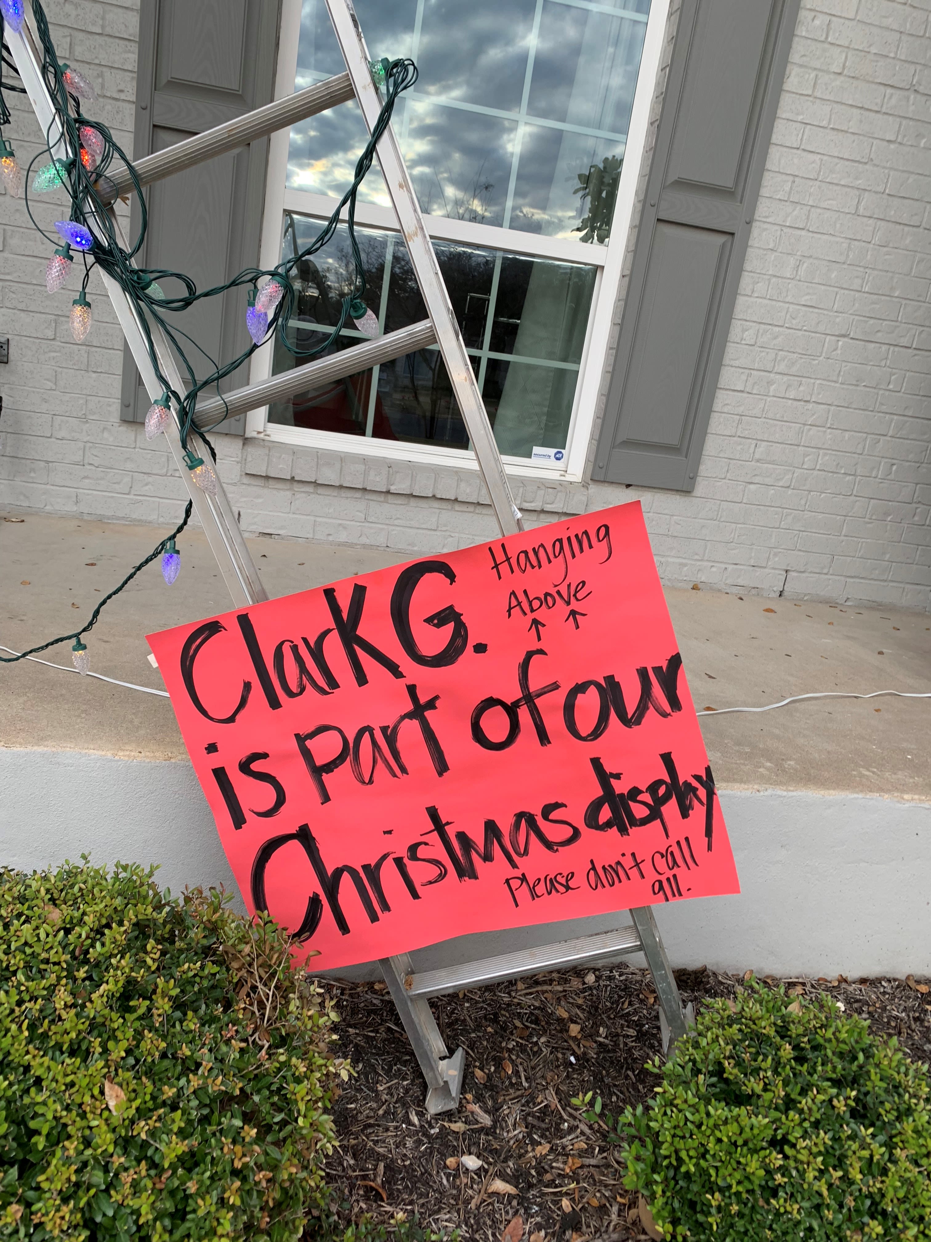 Passerby calls 911 on fake 'Christmas Vacation' Clark Griswold Christmas  display